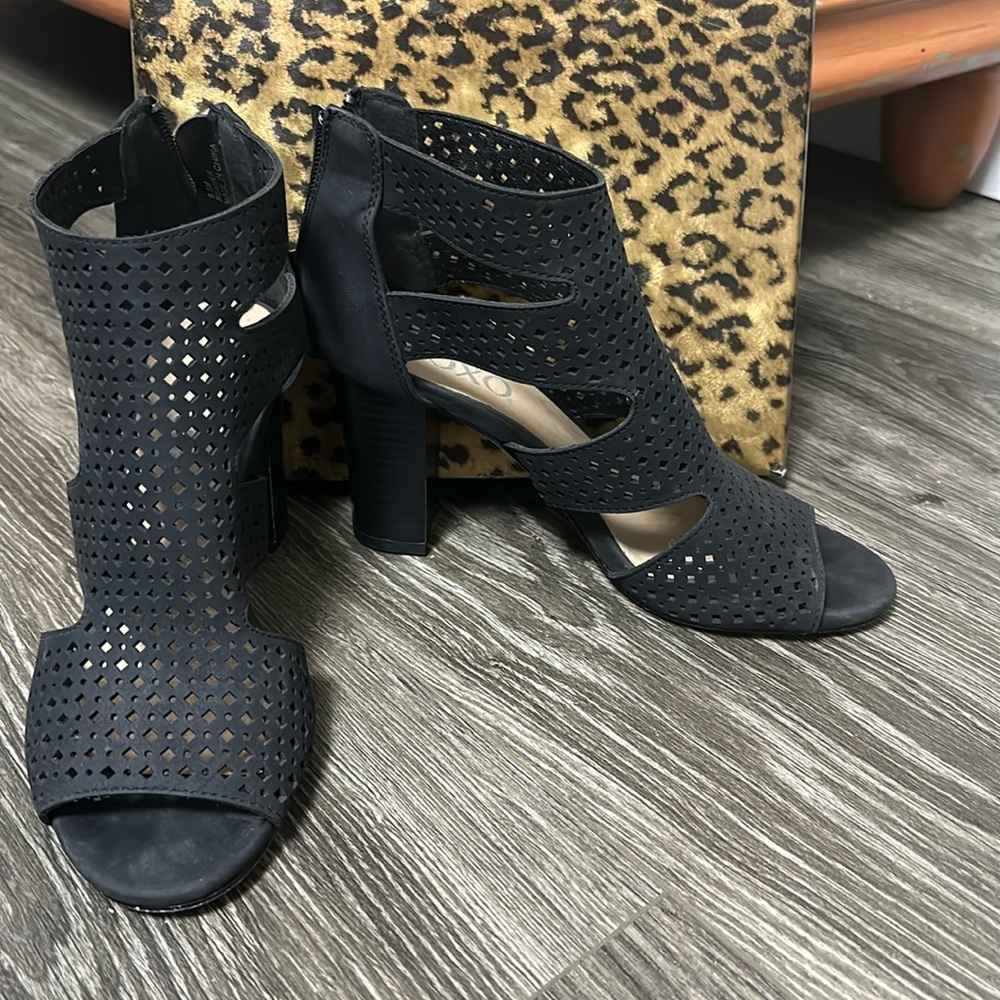 Cute black sandals!